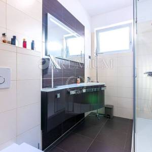 Vrbnik, novouređeni apartman s lijepim pogledom na more!