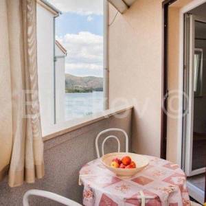 Žaborić,  kuća na 30 m od mora/plaže, prodaja, 4 stana
