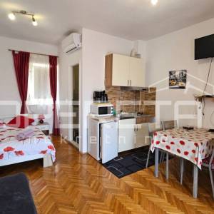 Zadar, Arbanasi – Kuća s bazenom i 6 studio apartmana