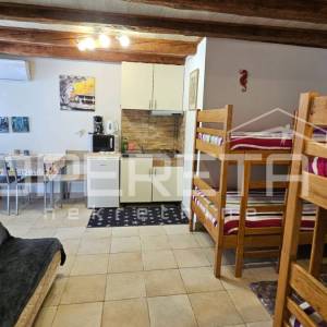 Zadar, Arbanasi – Kuća s bazenom i 6 studio apartmana
