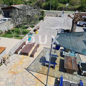 ZADAR, ARBANASI - Prostrana kamena kuća na atraktivnoj lokaciji