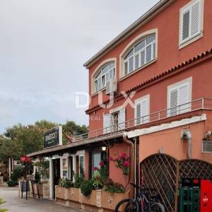 ZADAR, BIBINJE - Kuća sa 2 apartmana i restoranom u prvom redu do mora