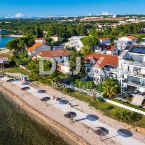 ZADAR, BIBINJE - predivan stan u prvom redu do mora