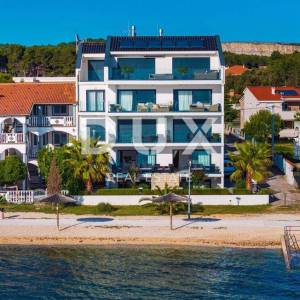 ZADAR, BIBINJE - predivan stan u prvom redu do mora