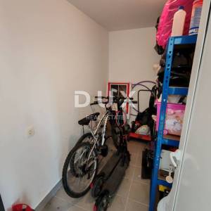 ZADAR, BORIK - Kompletno namješten dvoetažni stan s prekrasnim pogledom na more!