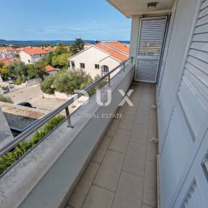 ZADAR, BORIK - Kompletno namješten dvoetažni stan s prekrasnim pogledom na more!