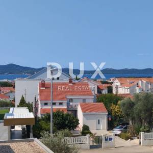ZADAR, BORIK - Kompletno namješten dvoetažni stan s prekrasnim pogledom na more!
