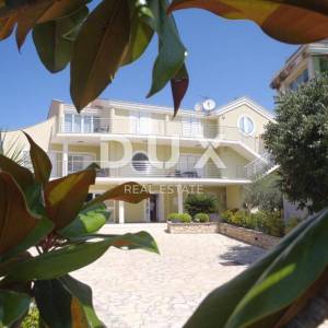 ZADAR, BRODARICA - Apartmanska kuća prvi red do mora