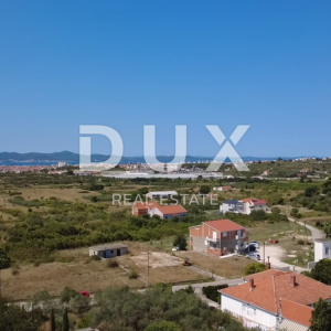 ZADAR, CRNO – Građevinsko zemljište 1.040 m², mirna zona, blizina Zadra!