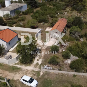 ZADAR, CRNO – Građevinsko zemljište 1.040 m², mirna zona, blizina Zadra!
