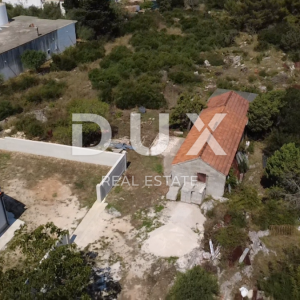 ZADAR, CRNO – Građevinsko zemljište 1.040 m², mirna zona, blizina Zadra!