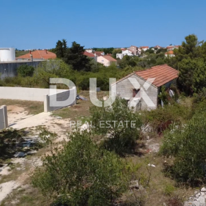 ZADAR, CRNO – Građevinsko zemljište 1.040 m², mirna zona, blizina Zadra!