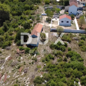 ZADAR, CRNO – Građevinsko zemljište 1.040 m², mirna zona, blizina Zadra!
