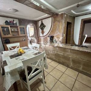 ZADAR, DEBELJAK - Prostrana kuća s pomoćnim objektom/apartmanom