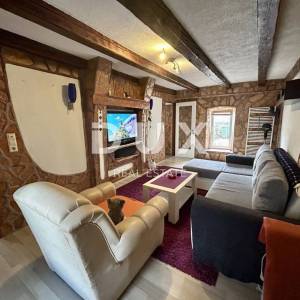 ZADAR, DEBELJAK - Prostrana kuća s pomoćnim objektom/apartmanom