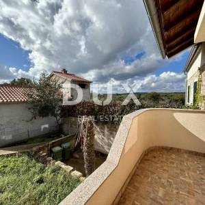 ZADAR, DEBELJAK - Prostrana kuća s pomoćnim objektom/apartmanom