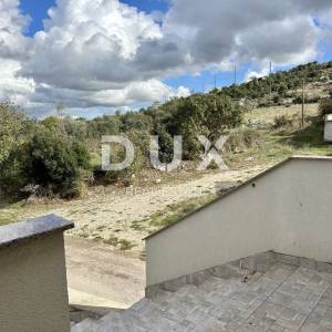 ZADAR, DEBELJAK - Prostrana kuća s pomoćnim objektom/apartmanom