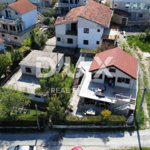 ZADAR, DONJI KARIN - Kuća s tri stana 150 m od mora
