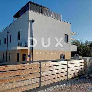 ZADAR, DRAGE - Prekrasna apartmanska vila s bazenom