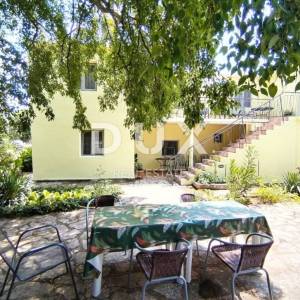 ZADAR, GORNJI KARIN - Apartmanska kuća s 5 stambenih jedinica