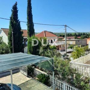 ZADAR, GORNJI KARIN - Katnica s tri apartmana u blizini mora