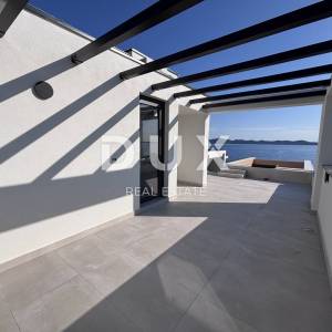 ZADAR, KOŽINO - Neponovljivi penthouse 100 metara od plaže sa spektakularnim pogledom na more i grijanim bazenom na krovnoj ter...