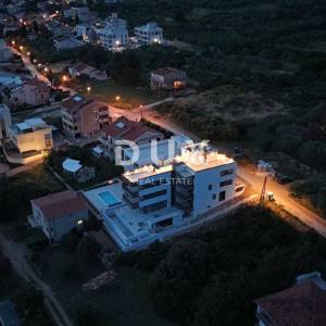 ZADAR, KOŽINO - Neponovljivi penthouse 100 metara od plaže sa spektakularnim pogledom na more i grijanim bazenom na krovnoj ter...