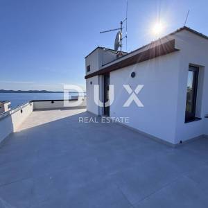 ZADAR, KOŽINO - Neponovljivi penthouse 100 metara od plaže sa spektakularnim pogledom na more i grijanim bazenom na krovnoj ter...