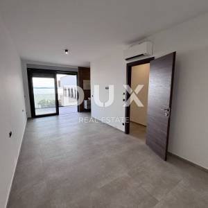 ZADAR, KOŽINO - Neponovljivi penthouse 100 metara od plaže sa spektakularnim pogledom na more i grijanim bazenom na krovnoj ter...