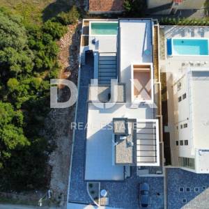 ZADAR, KOŽINO - Neponovljivi penthouse 100 metara od plaže sa spektakularnim pogledom na more i grijanim bazenom na krovnoj ter...