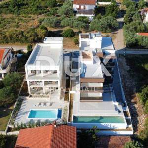 ZADAR, KOŽINO - Neponovljivi penthouse 100 metara od plaže sa spektakularnim pogledom na more i grijanim bazenom na krovnoj ter...