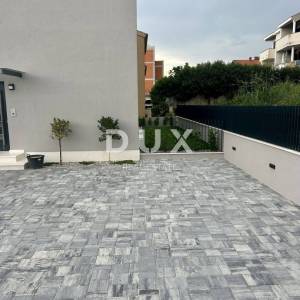 ZADAR, KOŽINO - Stan s vrtom i bazenom