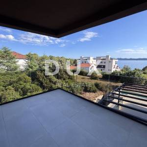 ZADAR, KOŽINO - Vrhunski stan 100 metara od plaže s panoramskim pogledom na more i otoke Zadarskog arhipelaga! S3