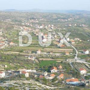 ZADAR, LIŠANE OSTROVIČKE - Građevinsko zemljište 907m2 uz samu prometnicu!