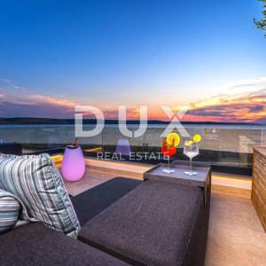 ZADAR, LJUBAČ - Luksuzna vila 1. red do mora