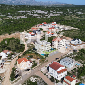 ZADAR, MASLENICA - Ekskluzivan stan s privatnim bazenom samo 200 metara od mora! Novogradnja! S2