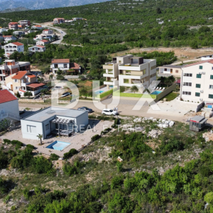 ZADAR, MASLENICA - Ekskluzivan stan s privatnim bazenom samo 200 metara od mora! Novogradnja! S2