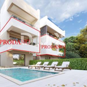 ZADAR, MASLENICA - Ekskluzivan stan s privatnim bazenom samo 200 metara od mora! Novogradnja! S1
