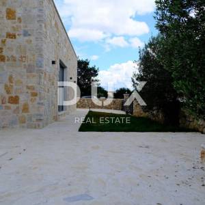 ZADAR, MASLENICA - Očaravajuća kamena vila s bazenom u blizini mora