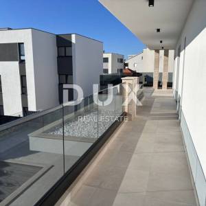 ZADAR - Moderna luksuzna vila s bazenom