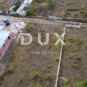 ZADAR, MURVICA - Građevinsko zemljište 640 m² - Ograđeno zidom!