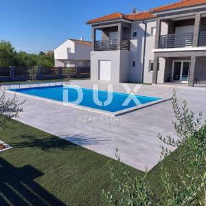 ZADAR, MURVICA - Vila s bazenom i velikom okućnicom!