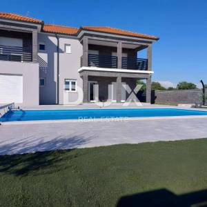 ZADAR, MURVICA - Vila s bazenom i velikom okućnicom!