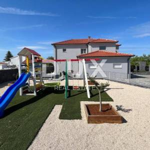 ZADAR, MURVICA - Vila s bazenom i velikom okućnicom!