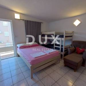 ZADAR, NIN - Apartmanska kuća 1. red do mora