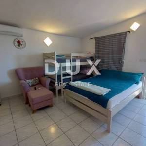 ZADAR, NIN - Apartmanska kuća 1. red do mora