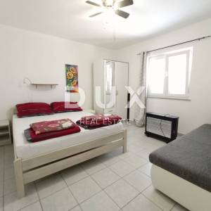 ZADAR, NIN - Apartmanska kuća 1. red do mora