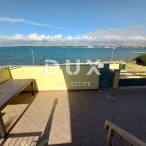 ZADAR, NIN - Apartmanska kuća 1. red do mora