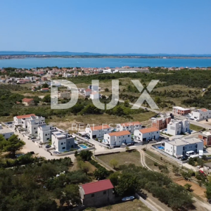 ZADAR, NIN - Građevinsko zemljište sa građevinskom dozvolom za dvojnu kuću!