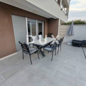 ZADAR, NIN - Moderna dvojna kuća! Bazen, podno grijanje, dizalica topline, pogled na more...